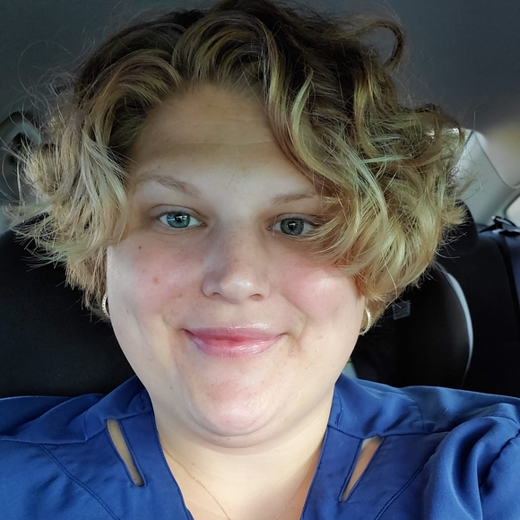 Meet your Posher, Nicole - Picture 1 of 1